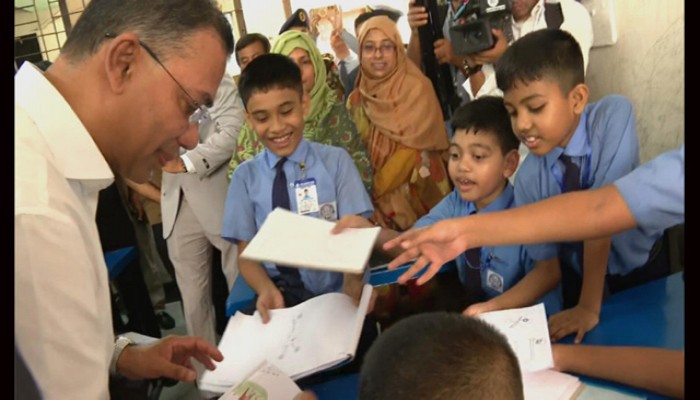 শ্রেণিকক্ষে প্রধানমন্ত্রী, বিস্মিত শিশুরা নিল অটোগ্রাফ