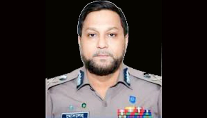 হাটের সীমানার বাইরে পশু রাখা যাবে না : ডিএমপি কমিশনার