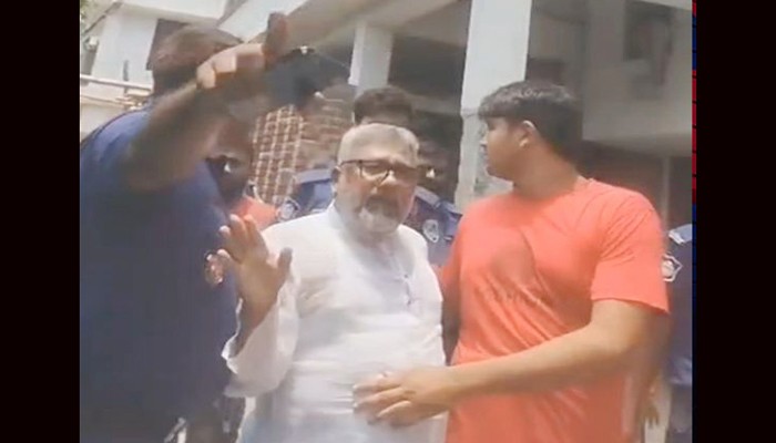 আ. লীগ নেতাকে পুলিশের কাছ থেকে ছিনিয়ে নিলো স্বজন ও নেতাকর্মীরা