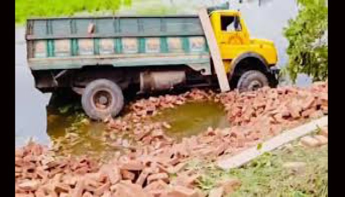 ট্রাক উল্টে খালে পড়ে দুই যুবক নিহত