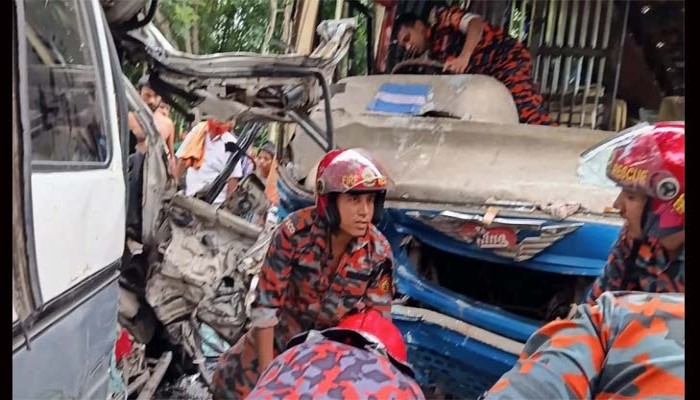 পাবনায় বাসের ধাক্কায় লাশবাহী অ্যাম্বুলেন্সের ২ যাত্রী নিহত