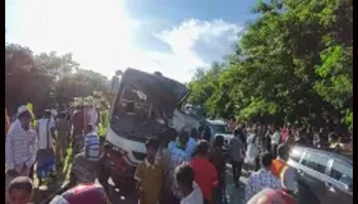 দাঁড়িয়ে থাকা বাসের পেছনে আরেক বাসের ধাক্কা, নিহত ৩