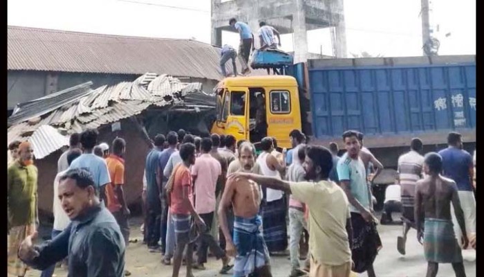 ট্রাক-অটোরিকশা সংঘর্ষে ৩ জন নিহত