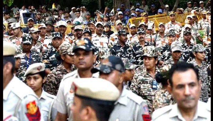 বিক্ষোভ ঘিরে দিল্লিতে ২০ হাজারের বেশি পুলিশ মোতায়েন