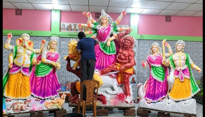 সুন্দরগঞ্জে মণ্ডপে মণ্ডপে নিপুণ তুলির শেষ ছোঁয়া, কড়া নিরাপত্তায় শারদীয়