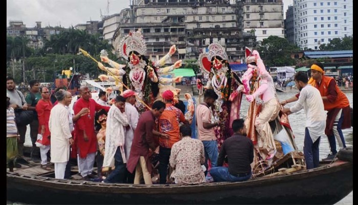 প্রতিমা বিসর্জনের মধ্য দিয়ে শেষ হলো দুর্গাপূজা