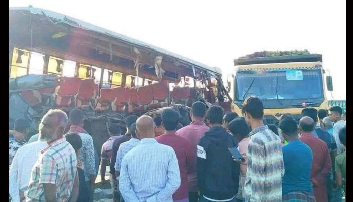 দাঁড়িয়ে থাকা ট্রাকে বাসের ধাক্কা, তিনজনের মৃত্যু