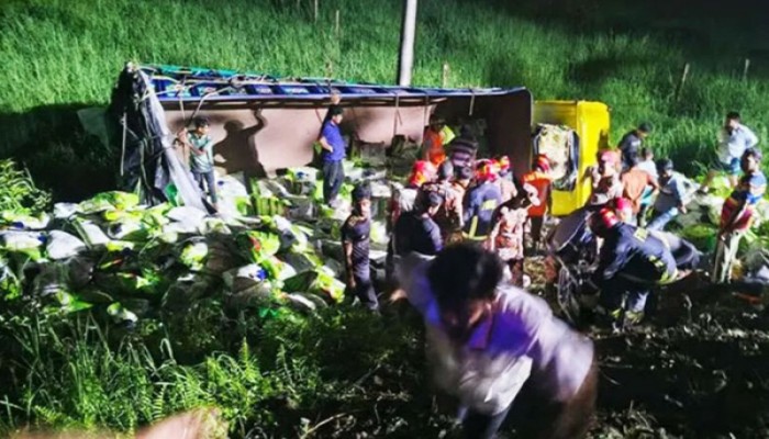  দাউদকান্দিতে চালবোঝাই ট্রাক উল্টে নিহত ৭