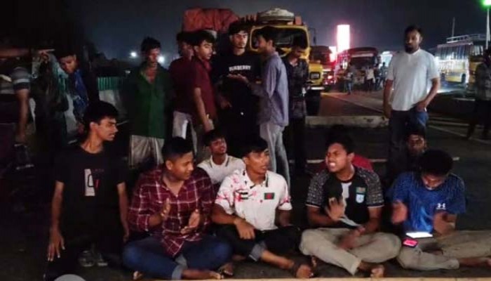 প্রবেশপত্র না পেয়ে এসএসসি পরীক্ষার্থীদের ঢাকা-রংপুর মহাসড়ক অবরোধ