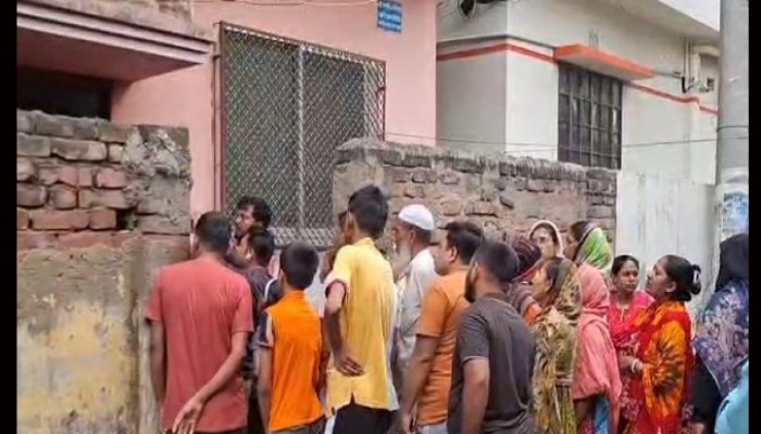 একই পরিবারের তিন জনের ঝুলন্ত মরদেহ উদ্ধার