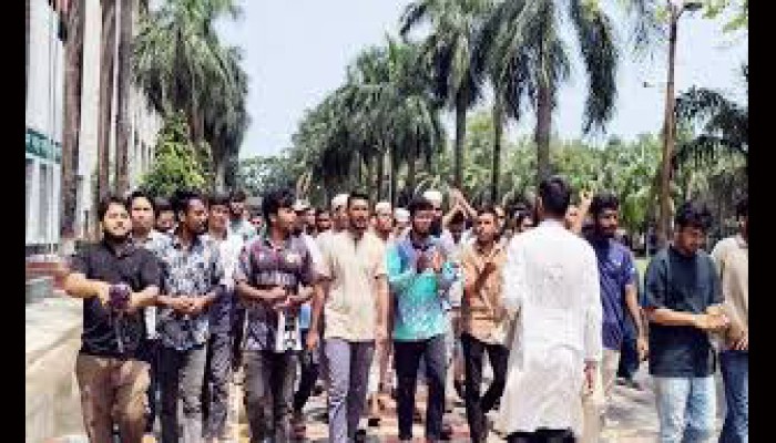 তিন দফা দাবিতে শিক্ষার্থীদের ব্লকেড কর্মসূচি