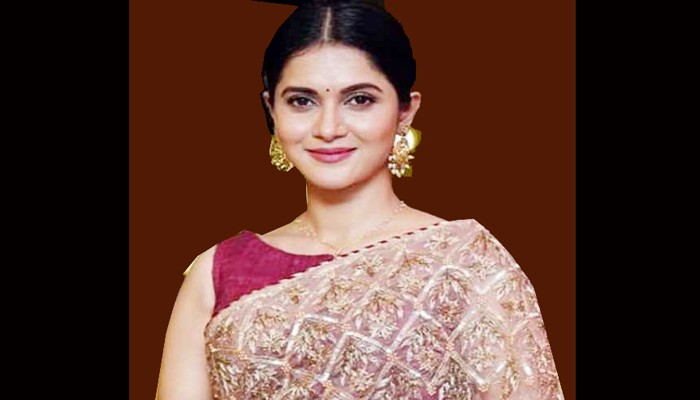 কাজের ফাঁকেই নিজের জন্মদিন কাটাচ্ছেন মিথিলা