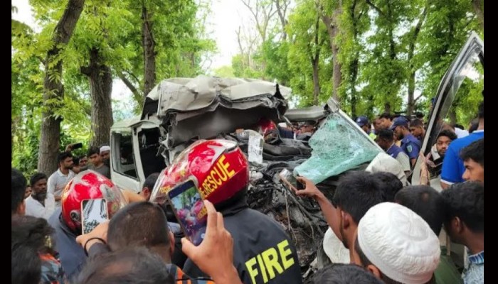 বাস-মোটরসাইকেল সংঘর্ষে ঝরল ৫ প্রাণ