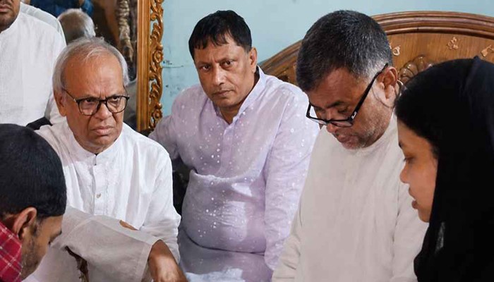 ঈদের দিনে প্রধানমন্ত্রীর পক্ষ থেকে রামিসার বাসায়  রিজভী