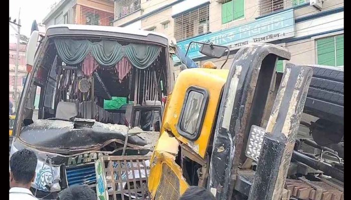 বাস ও মাইক্রোবাসের ধাক্কা, আহত ৫