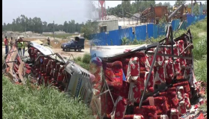 মহাসড়কে বাস উল্টে খাদে, গুরুতর আহত ১৭