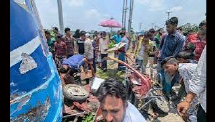 নেত্রকোণায় বাসচাপায় মা ও দুই মেয়ে নিহত