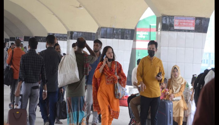 স্বস্তিতে রাজধানী ঢাকায় ফিরছেন মানুষ
