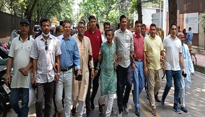 বিএনপি চেয়ারম্যানের গুলশান কার্যালয়ের সামনে যুবদলের পদবঞ্চিত নেতাদের অবস্থান