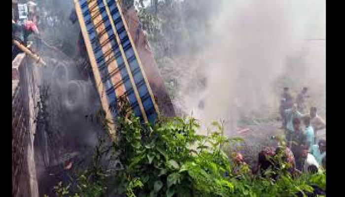 কুষ্টিয়ায় পাথরবোঝাই ট্রাক খাদে, নিহত ২