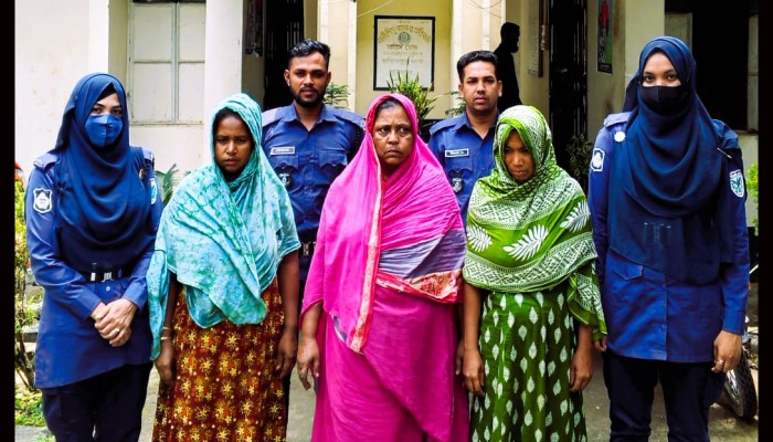 লাউরগড় সীমান্তে ট্রাভেল ব্যাগে থাকা ৭ কেজি গাঁজাসহ তিন নারী মাদক কারবারিকে পুলিশে সোপর্দ