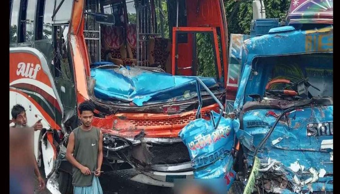 যাত্রীবাহী বাস-ট্রাক সংঘর্ষে আহত ৭