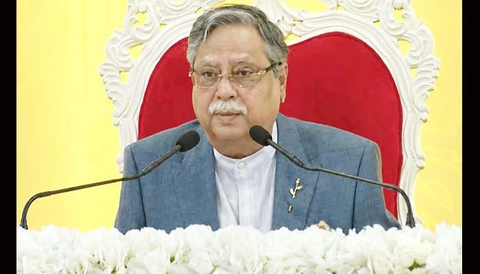 সশস্ত্র বাহিনীকে আধুনিক চতুর্মাত্রিক বাহিনী হিসেবে গড়ে তুলতে সরকার অঙ্গীকারবদ্ধ : রাষ্ট্রপতি