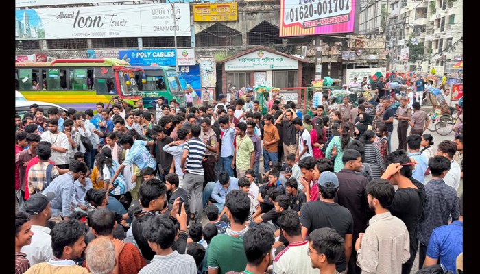 শিক্ষামন্ত্রীর পদত্যাগ দাবিতে শিক্ষার্থীদের সড়ক অবরোধ