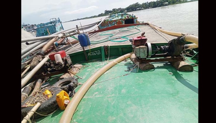 জামালগঞ্জের সুরমায় দুটি ড্রেজার সহ বালি বোঝাই ট্রলার জব্দ,গ্রেফতার ২