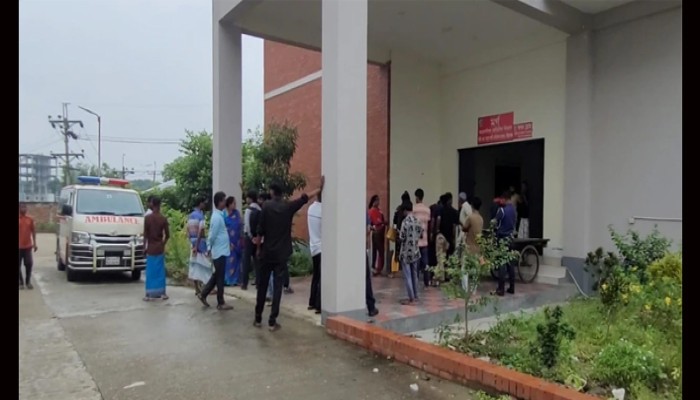 ট্রাকের ধাক্কায় বাসচালকসহ নিহত ২