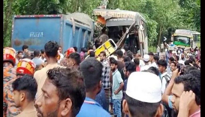বাস-ট্রাক মুখোমুখি সংঘর্ষে নিহত ৩
