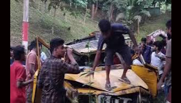 পিকআপ উল্টে নিহত ৪