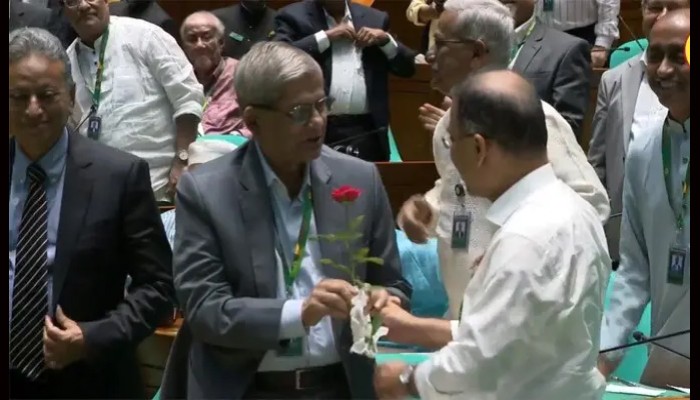 নবনির্বাচিত রাষ্ট্রপতিকে ফুল দিয়ে অভিনন্দন জানালেন প্রধানমন্ত্রী