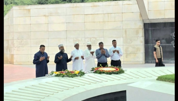 জিয়াউর রহমান ও খালেদা জিয়ার সমাধিতে শ্রদ্ধা জানালেন নতুন রাষ্ট্রপতি