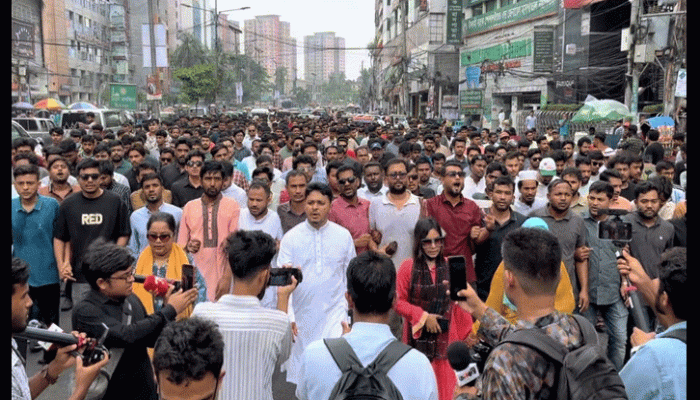 মির্জা ফখরুল ও রিজভী আহমেদকে অভিনন্দন জানিয়ে ছাত্রদলের মিছিল