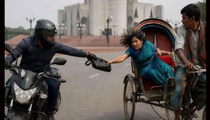 শিক্ষিকার ব্যাগ ধরে টান ছিনতাইকারীর, রিকশা থেকে পড়ে মৃত্যু