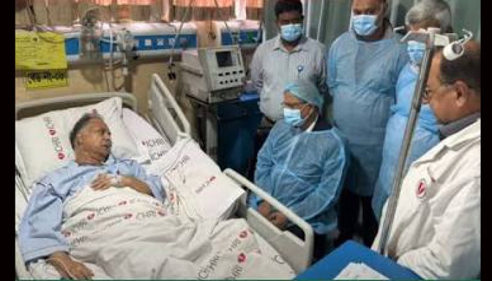 বিদ্যুৎমন্ত্রীকে দেখতে হাসপাতালে রাষ্ট্রপতি