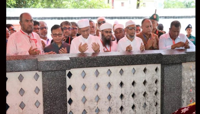 হযরত শাহজালাল ও শাহপরান’র মাজার জিয়ারত করলেন রাষ্ট্রপতি