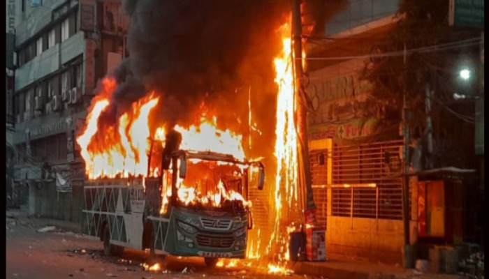 রাজধানীর পল্লবীতে বাসে আগুন